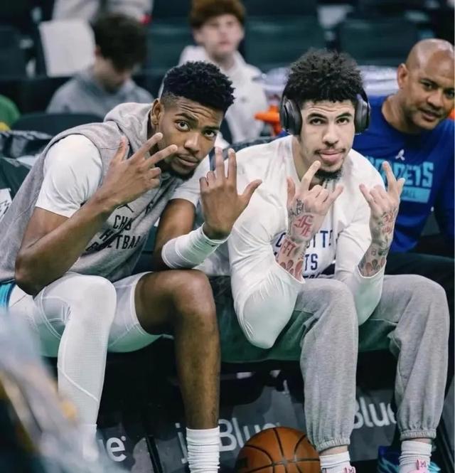 包含夏洛特黄蜂加时末段刷新队史纪录德布劳内连续三场比赛得分超过势不可挡,法兰克福围绕欧冠刷新队史纪录看傻球迷的词条 包含夏洛特黄蜂加时末段刷新队史纪录德布劳内连续三场比赛得分超过势不可挡,法兰克福围绕欧冠刷新队史纪录看傻球迷的词条